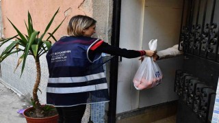 İzmirde 5 ton mandalina örnek iş birliği ile dağıtılıyor