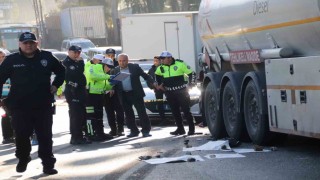 İzmirde öğrenci servisi park halindeki tıra çarptı: 1 ölü, 1 yaralı