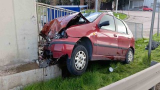 İzmirde otomobil üst geçide çarptı: 1 ölü, 1 yaralı