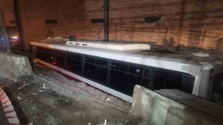 İzmirde virajı alamayan belediye otobüsü AVM bahçesine düştü: 1 yaralı