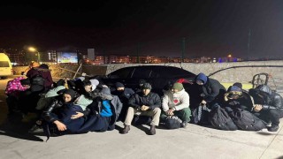 Jandarma ekipleri Kuşadasında 30 düzensiz göçmen yakalandı