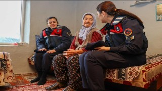 Jandarma personeli şehit ailesi ve yaşlı vatandaş ziyaret etti