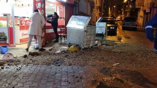 Kadıköyde kanalizasyon borusu patladı, bir dükkan zarar gördü