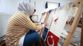 Kadınlar kök boya tekniği kullanarak halı ve kilim dokuyor