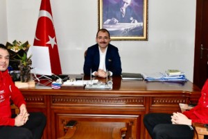 Kadirli Kaymakamı Erdinç Dolu Şampiyon Sporcuyu Tebrik Etti