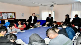 Kadirli’de En Çok Kitap Okuyan Okulların Müdürlerine Ödül