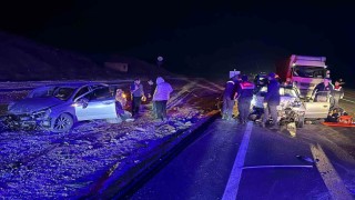 Kafa kafaya çarpışan iki otomobil hurdaya döndü: 1 ölü, 6 yaralı