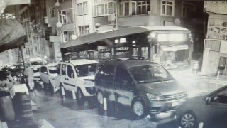 Kağıthanede İETT otobüsü çöken yola düştü: O anlar kamerada