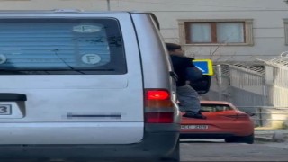 Kağıthanede küçük çocuğun tehlikeli yolculuğu yürekleri ağızlara getirdi