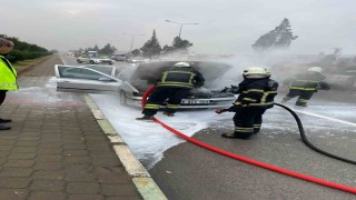 Kahramanmaraşta otomobil yangınını itfaiye söndürdü