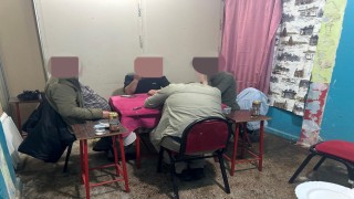 Kahvehanenin içerisindeki gizli bölmede kumar oynarken yakalandılar