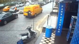Kaldırımda geri manevra yapan ticari araç yayaya çarptı, o anlar kameraya yansıdı