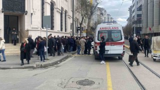 Kalp krizi geçiren yaşlı adama çevreden geçen hemşire müdahale etti