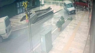 Kamyonet hafif ticari araca, hafif ticari araç direğe çarptı