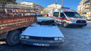 Kamyonete arkadan çarpan otomobilin sürücüsü yaralandı