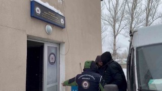 Kamyonetin kasasına gizlenmiş bölümde kaçak göçmenler yakalandı