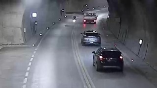 Kamyonetten uçan levha motosikletliyi yere serdi: O anlar kamerada