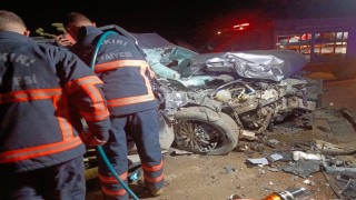 Kamyonla çarpışan otomobil hurdaya döndü: 1 ölü, 2 yaralı