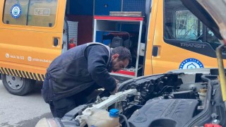 Kaputa sıkışan yavru kedi kurtarıldı