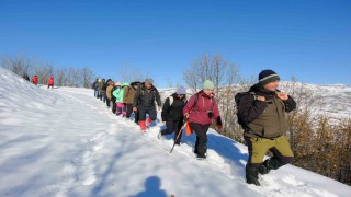 Kar manzaraları eşliğinde 12 km yürüdüler