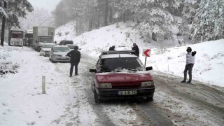Kar yağışı nedeniyle Kazdağlarında araç trafiği zaman zaman durma noktasına geliyor