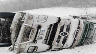 Kar yağışı sebebiyle yoldan çıkan tır devrildi: 2 yaralı