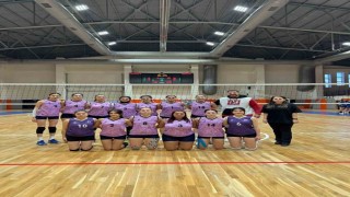 Karabük Üniversitesi voleybol takımları lige galibiyetle başladı