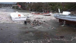 Karadeniz çöpleri iade etti, denizin pisliği kıyıya vurdu