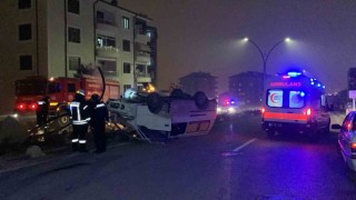 Karamanda aydınlatma direğine çarpan minibüs takla attı: 1 yaralı