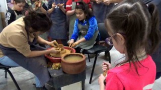Karamanda özel eğitim sınıfı öğrencileri çömlek yaparak eğlendi