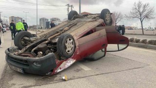 Karamanda takla atan otomobilin sürücüsü yaralandı