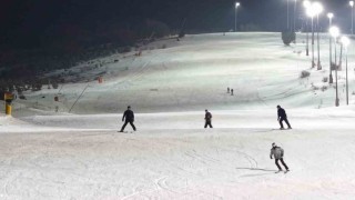 Karanlıkta beyaz yolculuk: Yıldız Dağı Kayak Merkezinde gece kayağı keyfi