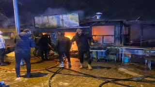 Karayolu kenarındaki çay ve gözleme tesisi yandı