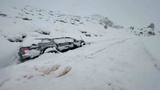 Karda mahsur kalan araçlar kurtarıldı