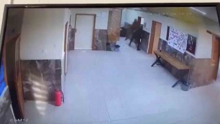 Kardeşinin okulda tartıştığı 2 öğretmeni tekme tokat dövdü