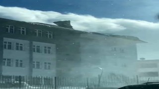 Karlıovada fırtına çatıyı uçurdu