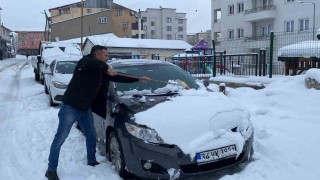 Karlıovada kar esareti: Belediye ekipleri kar birikintilerini kamyonlarla taşıyor