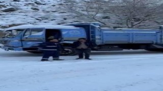 Karsta buz tutan yolda mahsur kaldılar