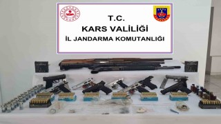 Karsta Jandarmadan silah ve uyuşturucu operasyonu