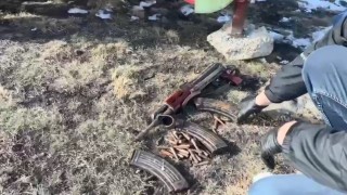 Karsta patozdan saman yerine Kalaşnikof çıktı