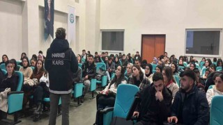 Karsta polis 700 üniversite öğrencisine narkotik eğitim verdi