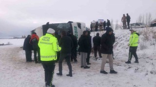 Karsta yolcu otobüsü devrildi: 23 yaralı