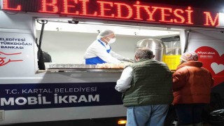 Kartal Belediyesinden soğuk kış sabahlarında içleri ısıtan ikram