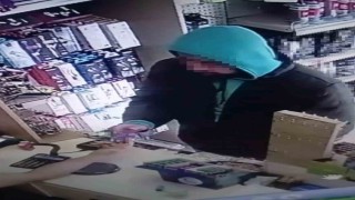 Kartını çalan hırsızı alışveriş yaptığı dükkanların güvenlik kamerasından tespit etti