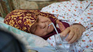 Kasisten hızlı geçen otobüsün içinde düştü: Pipetle besleniyor