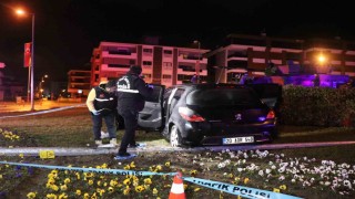 Kavşağa süratli giren otomobil anıt duvarına çarptı: 1 ölü, 1 ağır yaralı