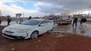 Kavşakta çarpışan otomobillerden birinin sürücüsü yaralandı