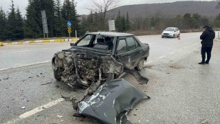 Kavşakta meydana gelen kazada 1 kişi yaralandı, iki araç kullanılmaz hale geldi