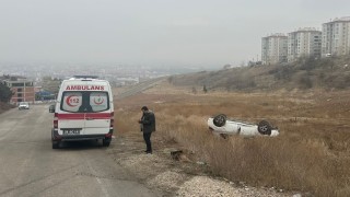Kayganlaşan yolda kontrolden çıkan otomobil şarampole yuvarlandı