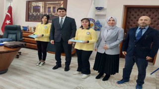 Kaymakam Bahar, öykü yarışmasında il derecesi elde eden öğrencileri ödüllendirdi